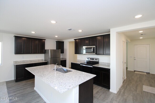 Foto del edificio - 2485 N Mcdonald Ln