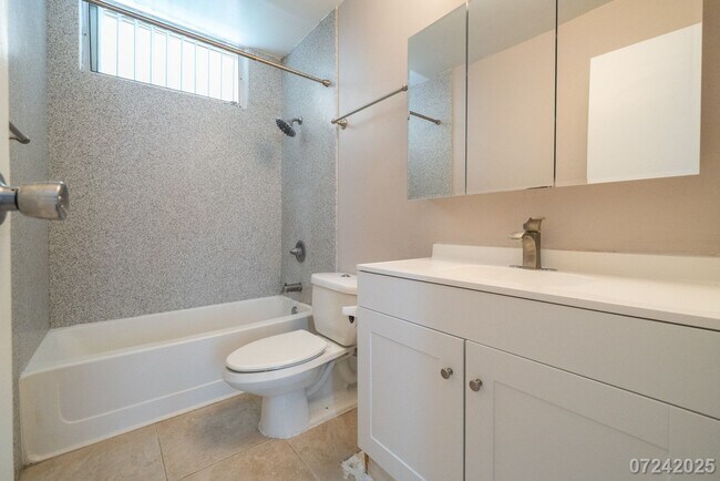 Foto del edificio - 2 Bed 1 Bath in Waikalani Woodlands