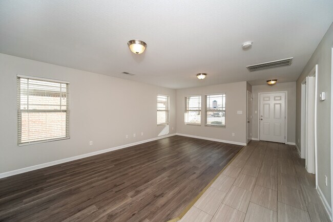 Building Photo - Charming 3 Bedroom in Huntsville!
