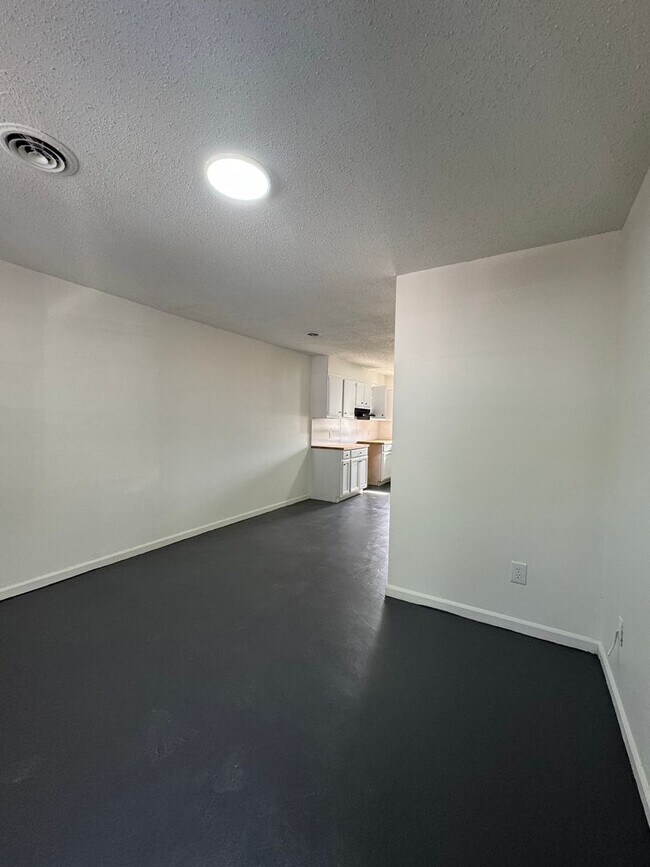 Foto del edificio - This freshly repainted and refreshed single-story brick duplex- End Unit