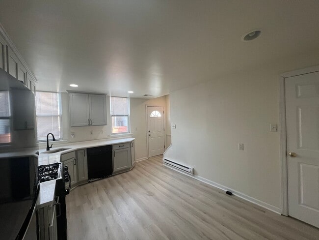 Building Photo - Beautifully Renovated Large 3 Bed/ 2 Bath ...