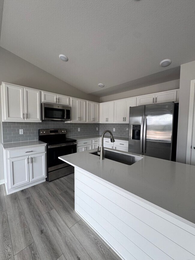 Foto del edificio - Luxury Home with Attached 2 Car Garage and finished basement!