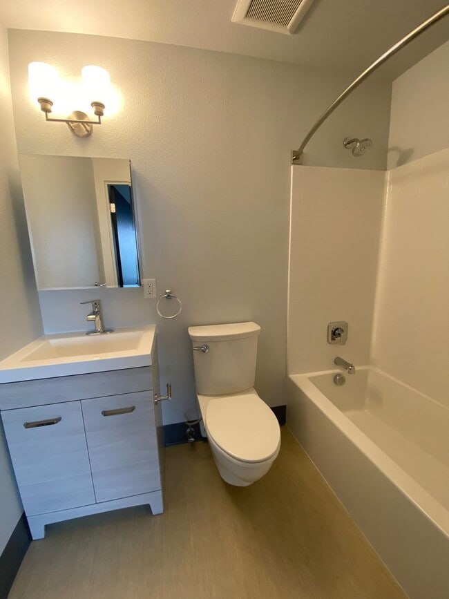 Building Photo - Desired 1 Bed 1 Bath with Great Views in a...