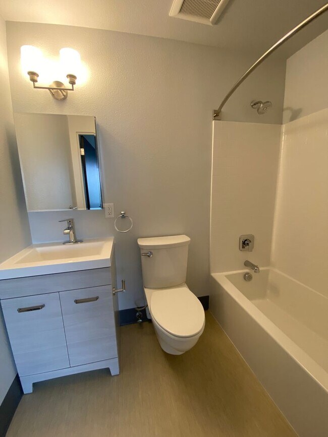 Foto del edificio - Desired 1 Bed 1 Bath with Great Views in a...