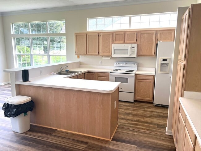 Building Photo - Pet Friendly, Unfurnished, 3 Bedroom, 2 Ba...