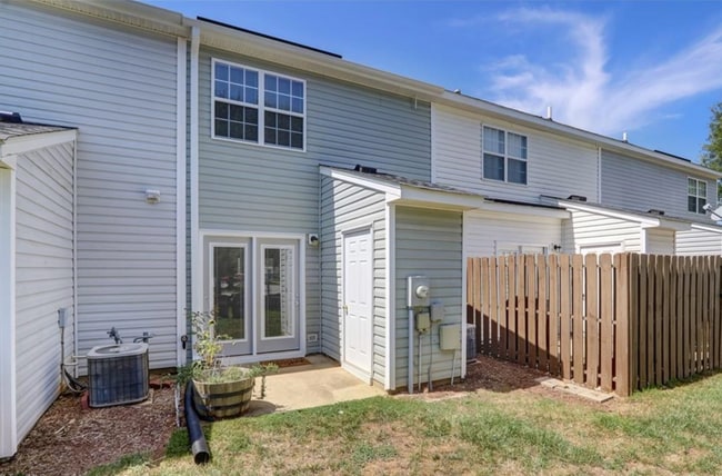 Building Photo - Amazing 2 bedroom 2.5 bathroom townhouse i...