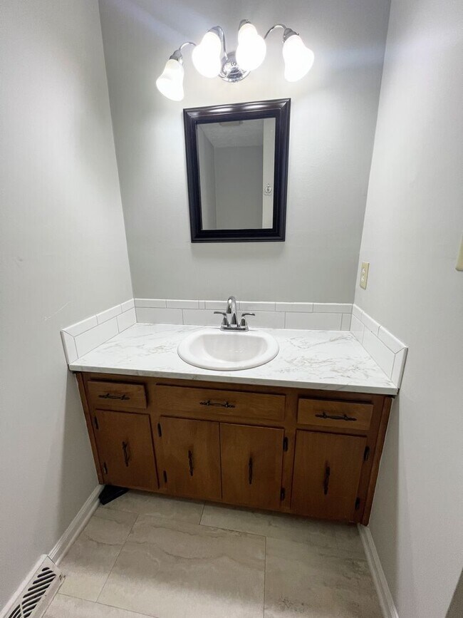 Building Photo - 4 Bedroom Home in Lynchburg