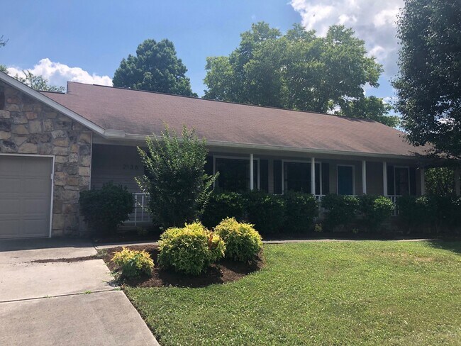 Foto del edificio - Spacious 3BR 2BA One-level West Knox