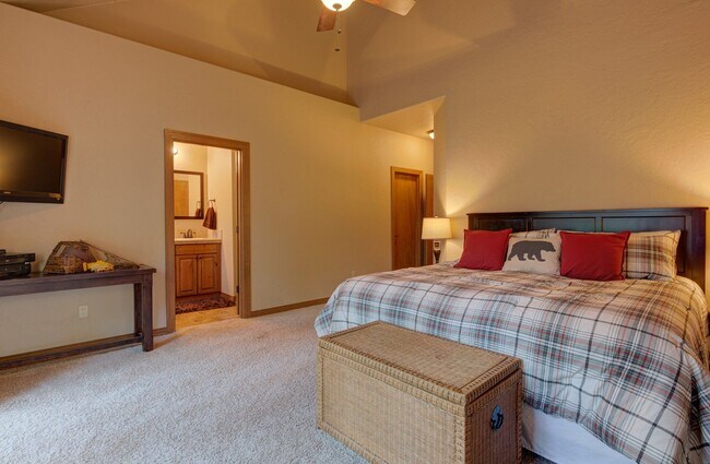 Building Photo - Seasonal Rental- Available through April 3...