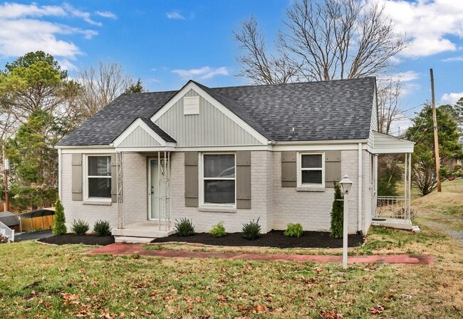 Building Photo - Conveniently Located off Memorial Dr! Lovely 2 Bed 1 Bath Home!