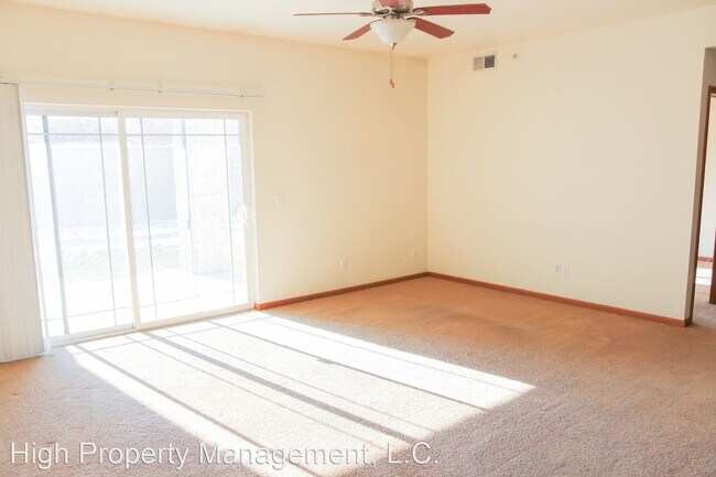 Building Photo - 208-214 Village Dr