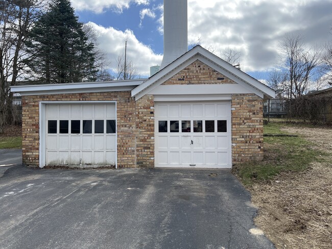 1 car detached garage - 600 Fisher Ave