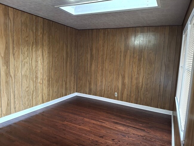 Building Photo - ALL PROSPECTIVE TENANTS MUST SUBMIT A $58 ...