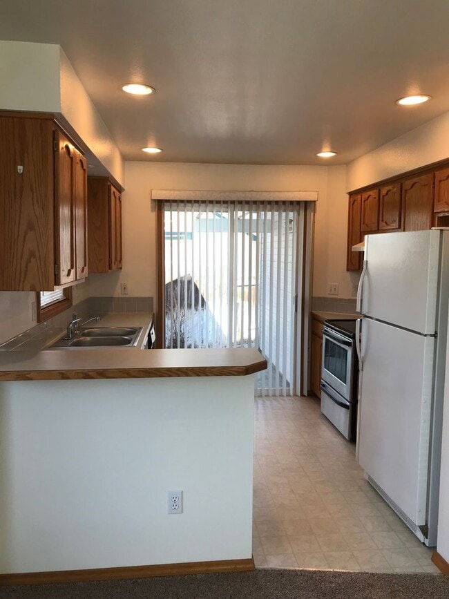 Building Photo - Adorable Well-Cared-For Duplex w/ Garage & Manicured Backyard!
