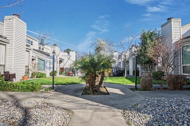 Building Photo - 1604 Hood Rd