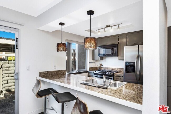 Foto del edificio - 2230 N Indian Canyon Dr