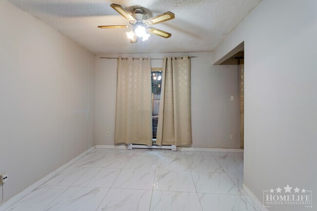 Photo du bâtiment - Spacious 3 Bedroom 2.5 Bathroom Townhouse with Den in Guildford – Tall Timbers Community