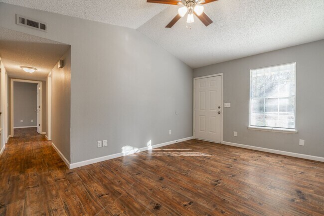 Foto del edificio - UPDATED 4-bedroom 3 bath Home in Fayetteville!!