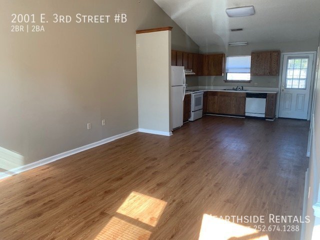 Building Photo - *COMING SOON* 2 Bed/2 Bath Duplex on E 3rd...