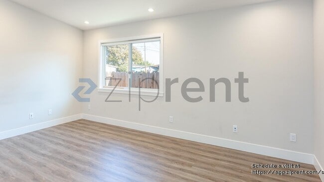 Foto del edificio - 1339 Camellia Dr
