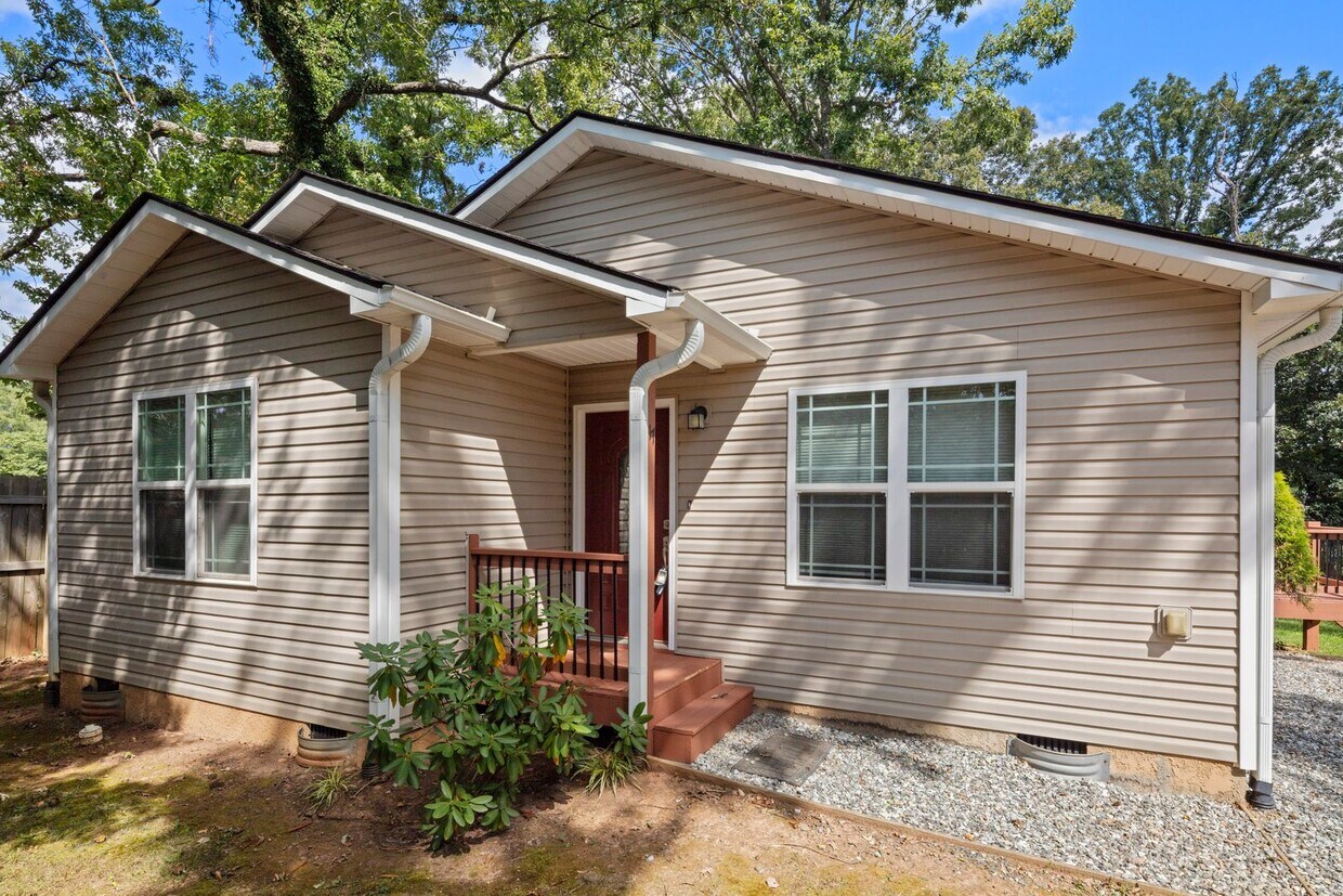 Primary Photo - Cute House in West Asheville