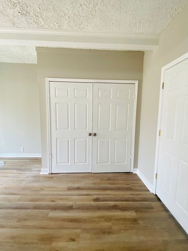 Foto del edificio - Very Spacious 5bdrm/2bth Bungalow Located in South Richmond w/Privacy Fenced Back Yard!!