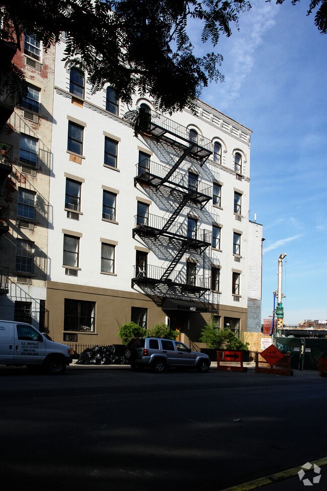 Building Photo - 452 W 19th St