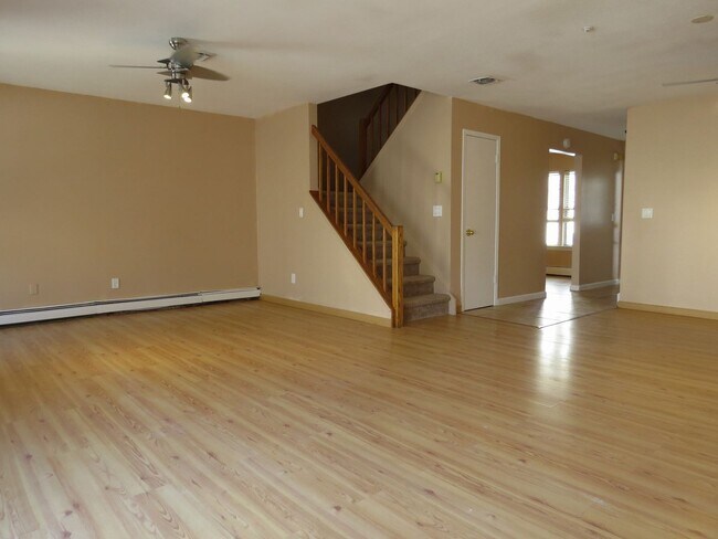 Foto del edificio - Spacious 3 Bedroom Townhome