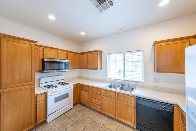 Building Photo - Gorgeous 2 story , 3 bedroom, 2.5 bathroom