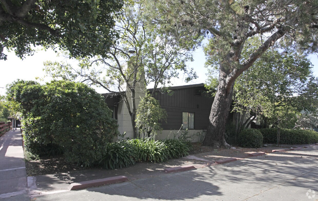Foto principal - 1111 Woodside Rd