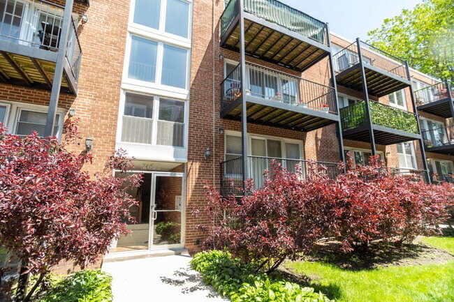 Building Photo - 2622 W Catalpa Ave