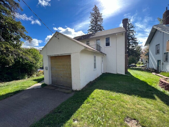 Foto del edificio - Duluth MN - 4 Bedroom - 2 Bath - 1 Car Gar...
