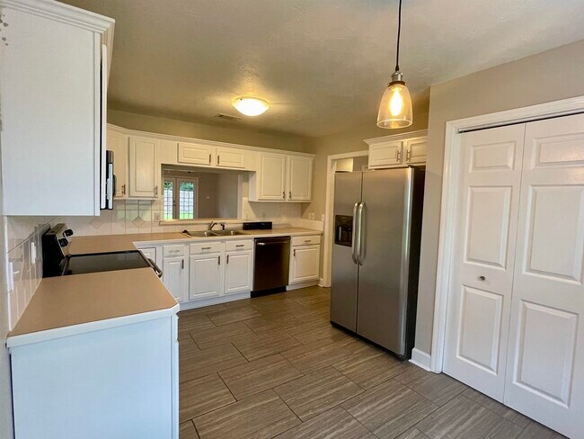 Building Photo - 2136 Heathrow Dr
