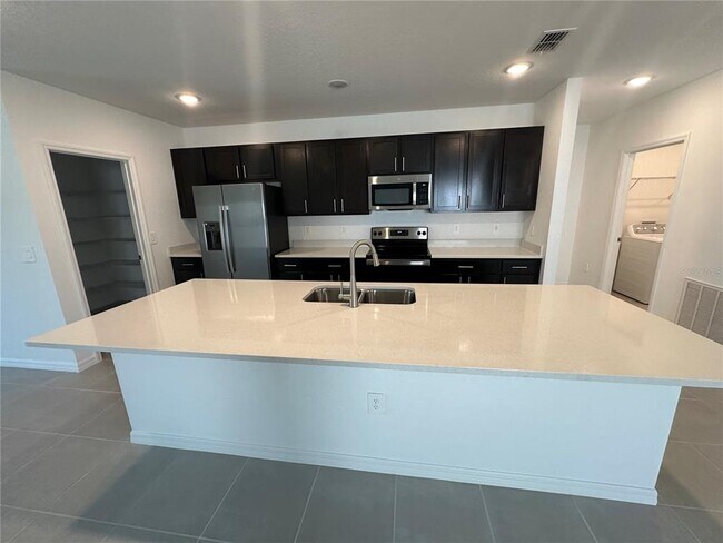 Building Photo - 255 Amber Way