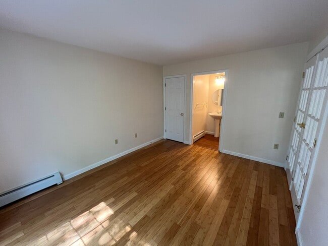 Building Photo - Spacious  South Burlington Townhouse for R...