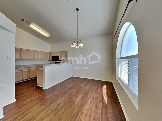 Building Photo - 539 S Apache Dr