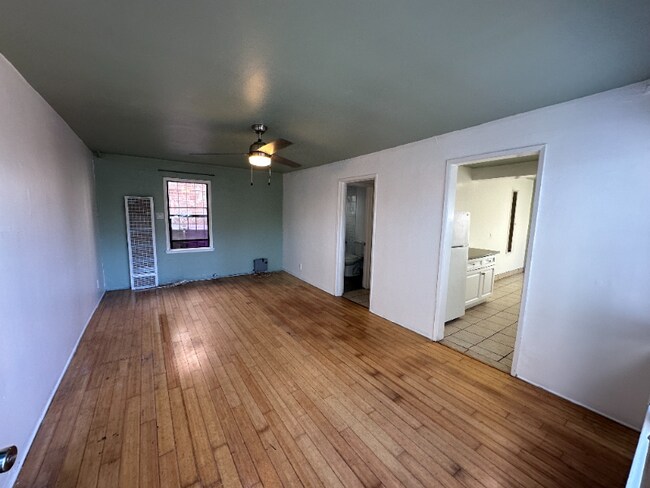 Building Photo - 2033 E 4th St