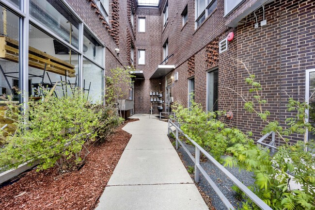 Building Photo - 2130 W North Ave