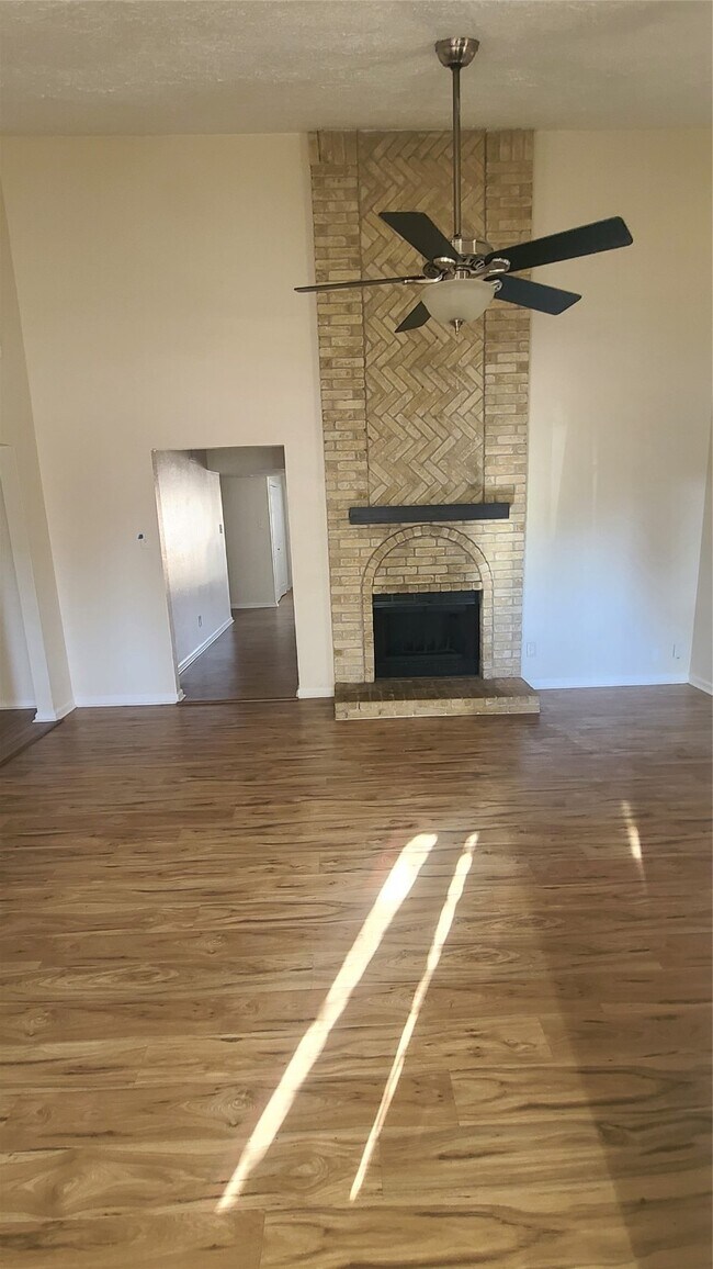 Foto del edificio - 19538 Hollowlog Dr