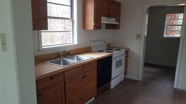Foto del edificio - 3 Bedroom/1 Bath Home