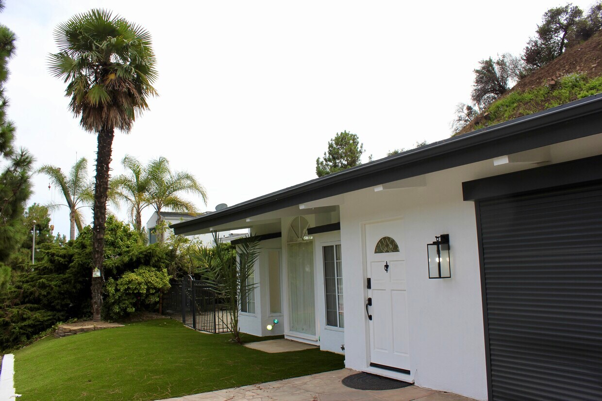 Primary Photo - 1265 Bienveneda Ave