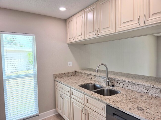 Foto del edificio - Beautiful 2-bedroom, 2-bath waterfront villa