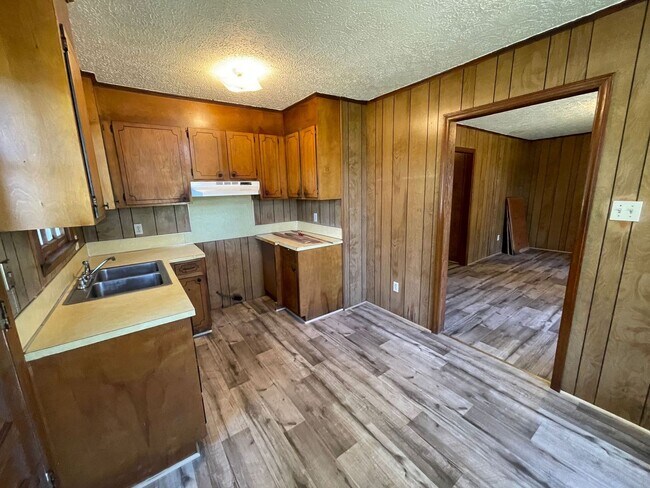 Building Photo - 2 bedroom 1 bath duplex available