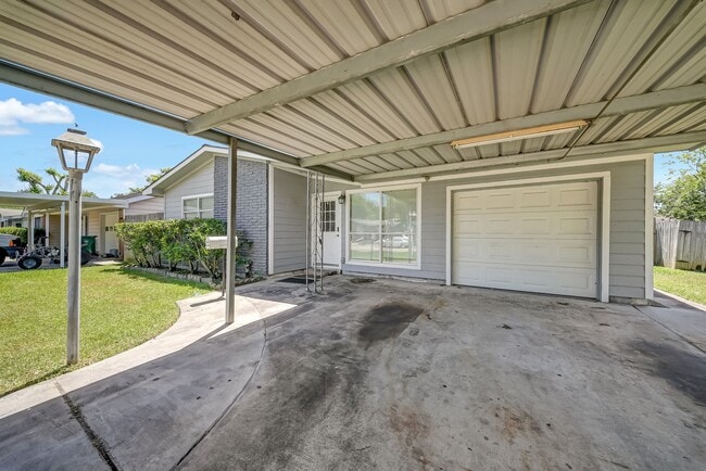 Building Photo - 3302 Longwood Dr