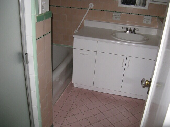 North Bathroom - 1141 S Shenandoah St