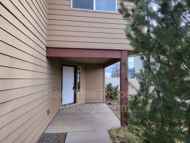 Foto del edificio - 724 NE Larch Ave