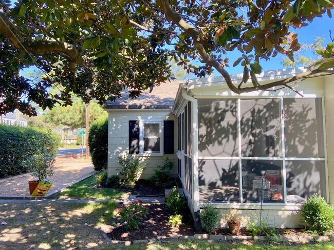Building Photo - 2BD/1BA Vintage Beach Cottage in Old Beach...
