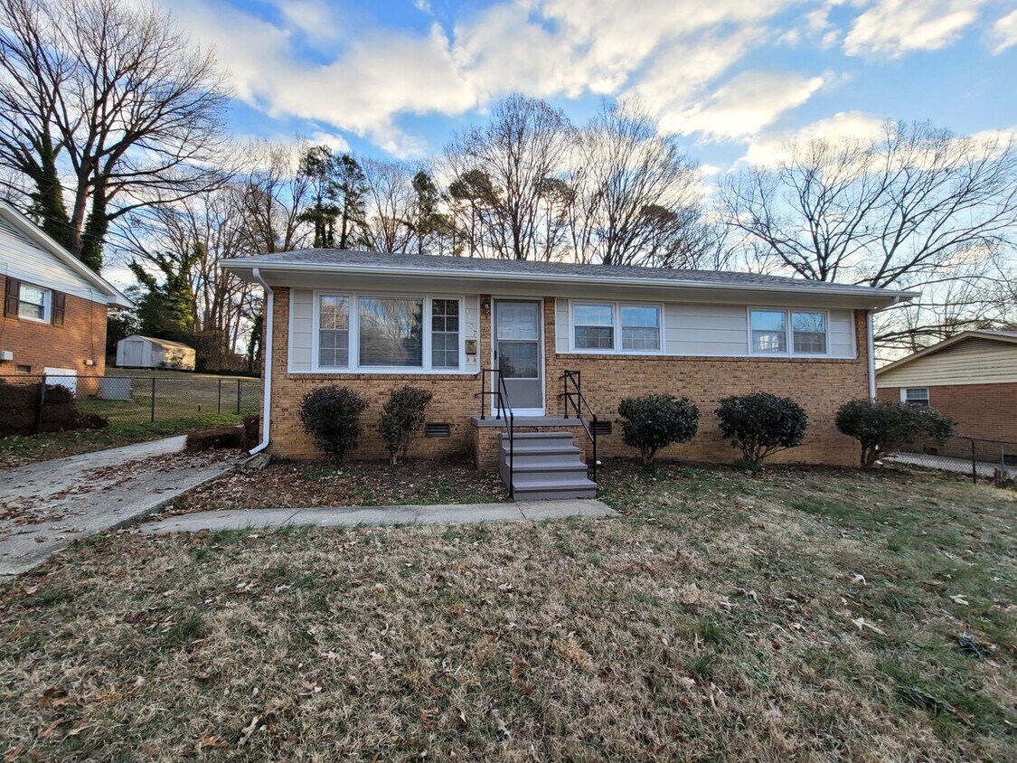 Primary Photo - 3 BR in Greensboro!