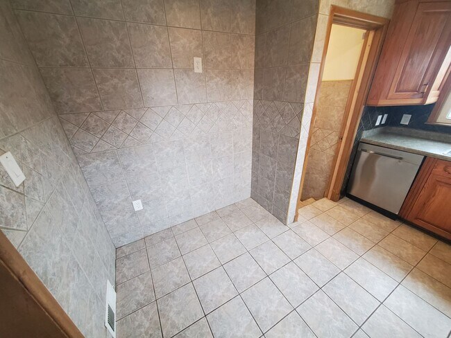Building Photo - 2 Bedroom, 1 Bathroom home with detached g...