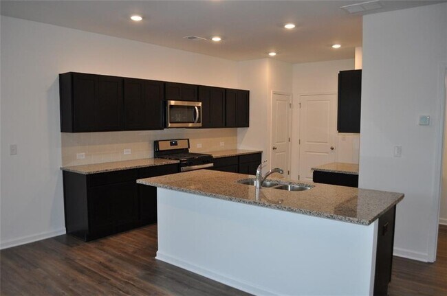 Foto del edificio - 5745 Thornton Dr